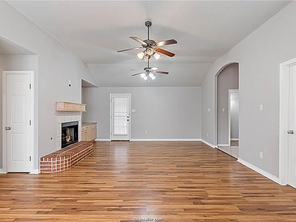5th image of 3806 Dresden Ln