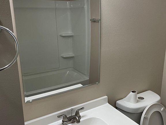 4th image of 3650 Franklin Ave #2B