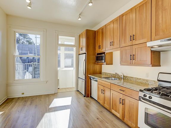 Large Eat-In Sunny Kitchen.