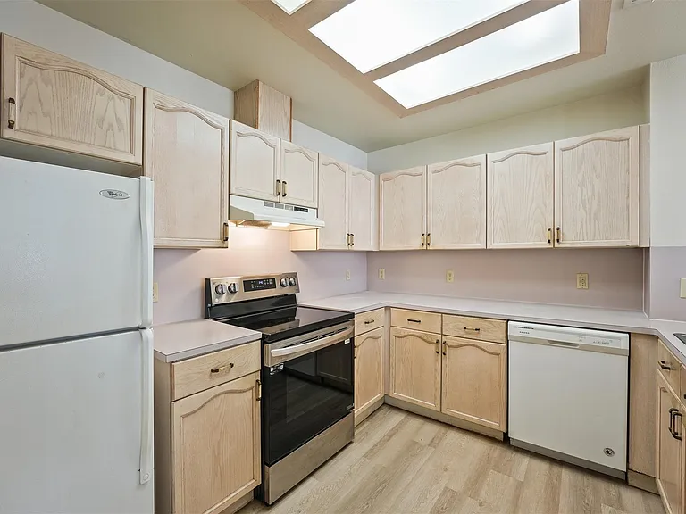 502 Gregory Ct — Photo 10