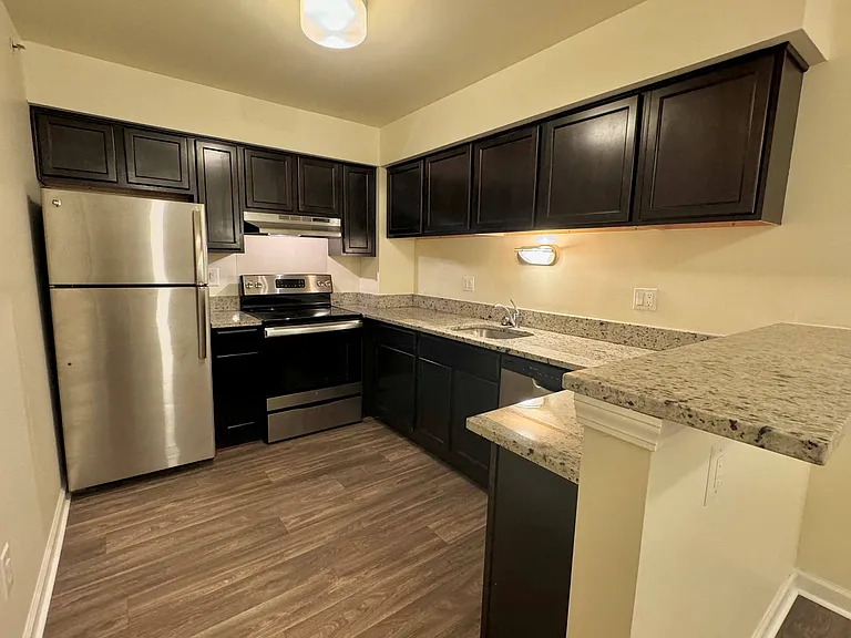 Lakeside Village Apartments — Photo 86