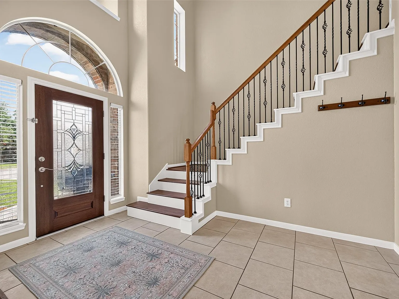 4 bed, 2.5 bath, 2672 sqft, $2,395 — Photo 3