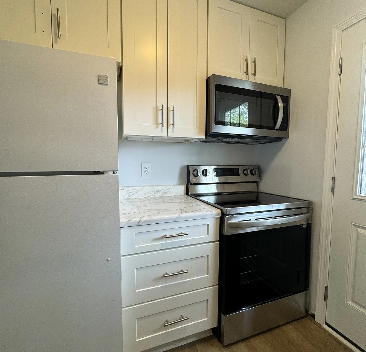 2 bed, 1.0 bath, 800 sqft, $1,050 — Photo 2