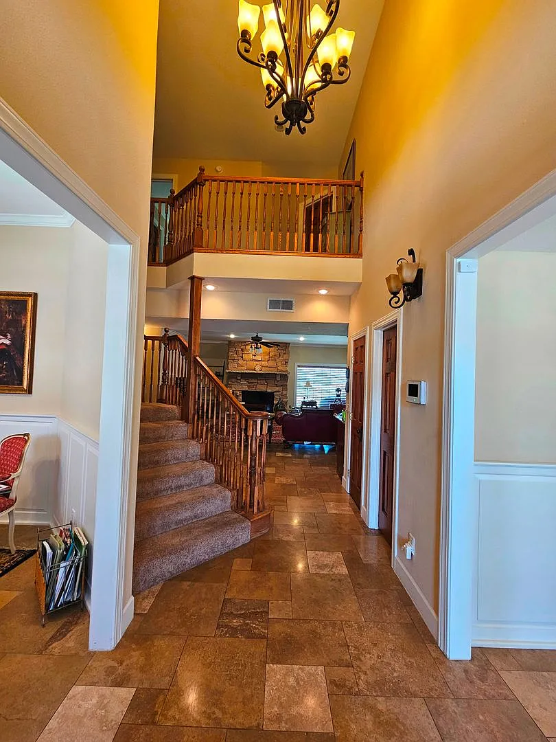Executive 4 Bedroom-3.5 Bath Home with Solar — Photo 2