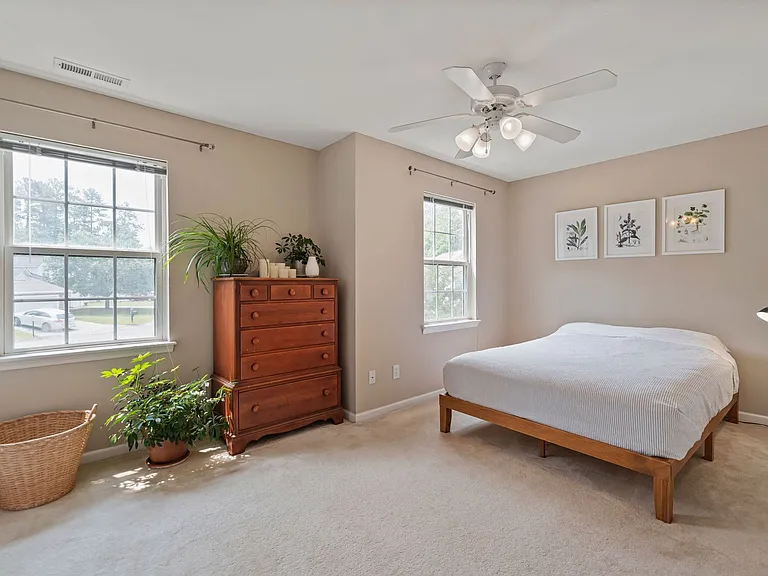 419 Gladstone Dr — Photo 8