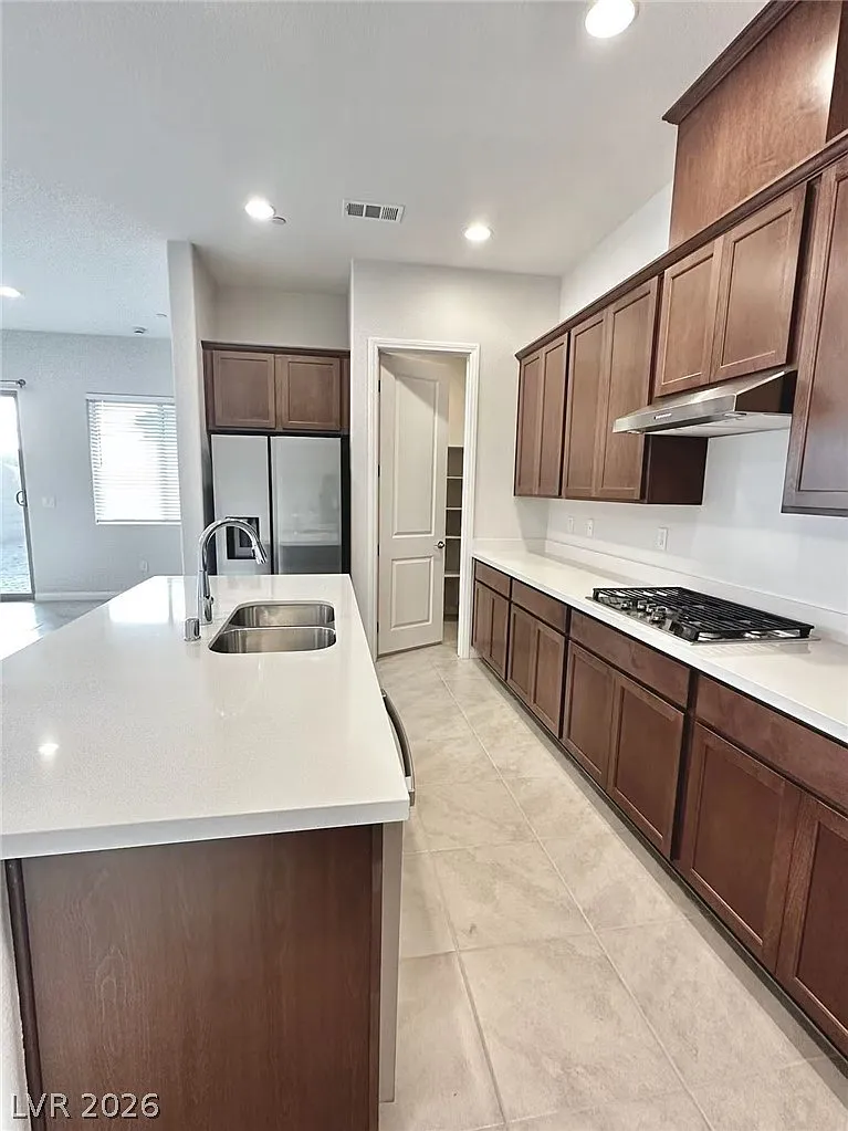 3 bed, 3.5 bath, 2048 sqft, $2,790 — Photo 3