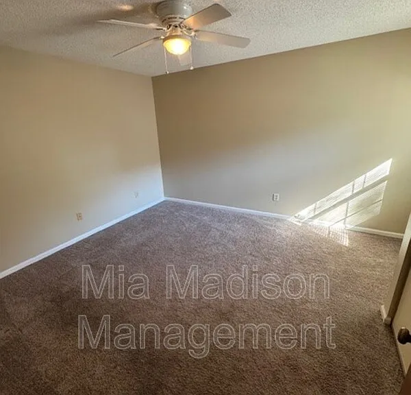 141 Hunt Club Ct — Photo 10