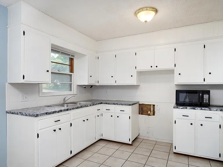 1010 W Lakewood St — Photo 5