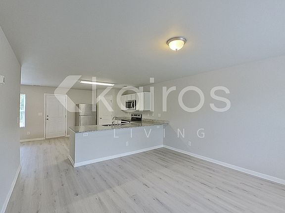 3rd image of 207 Hawthorn Trl