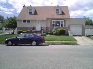 34 Delmonico Pl, Valley Stream, NY 11581