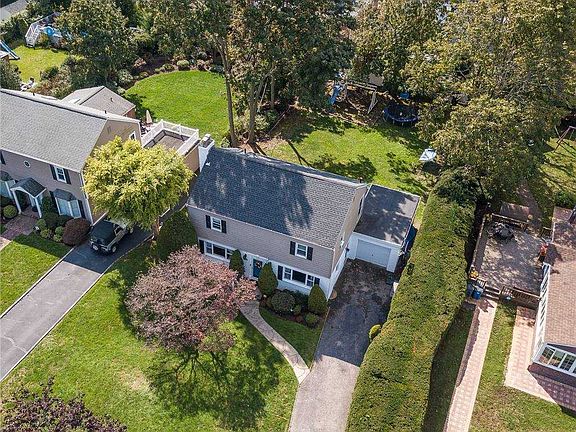 2nd image of 171 Bedell Ave