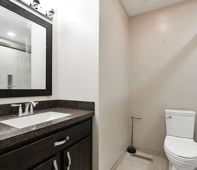 Upper Level Hallway Full Bathroom