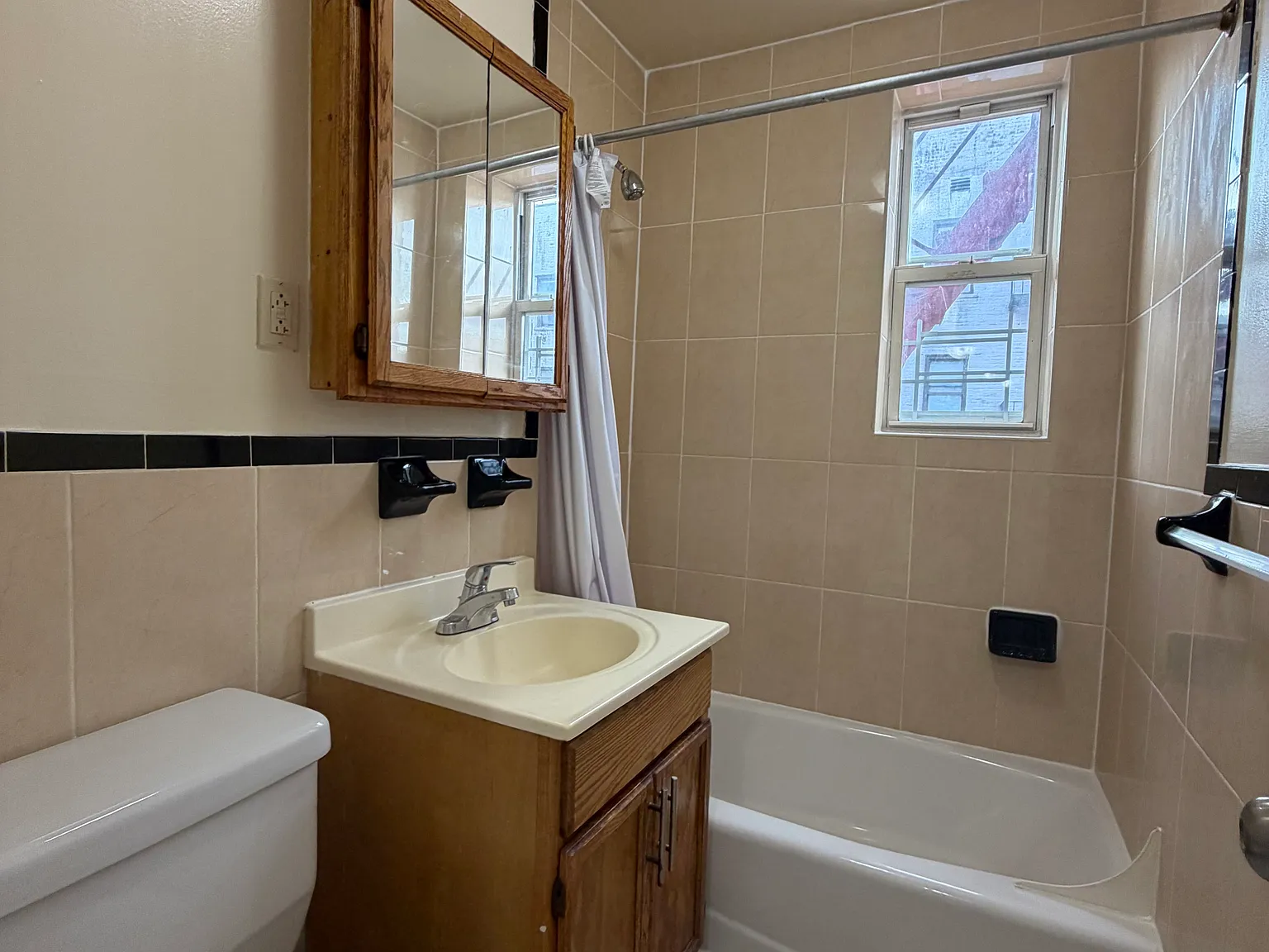 1 bed, 1010 sqft, $2,299 — Photo 2