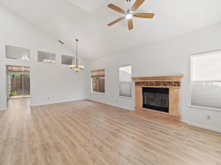 359 Seaton Dr — Photo 7