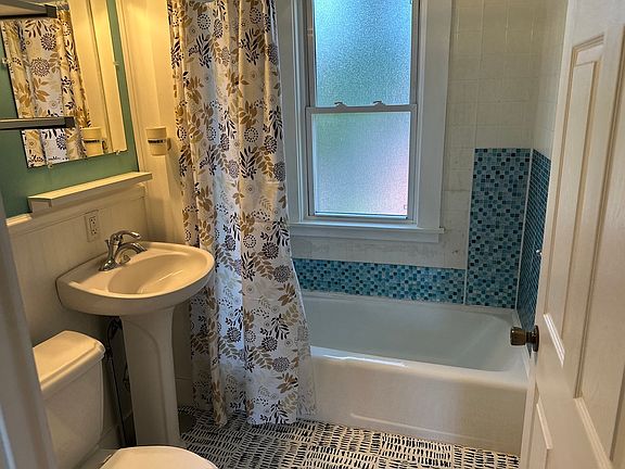 3rd image of 28 Saint George St APT 3