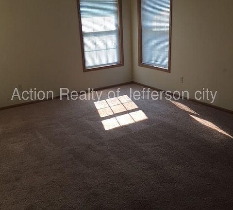 3rd image of 4919 Charm Oak Dr