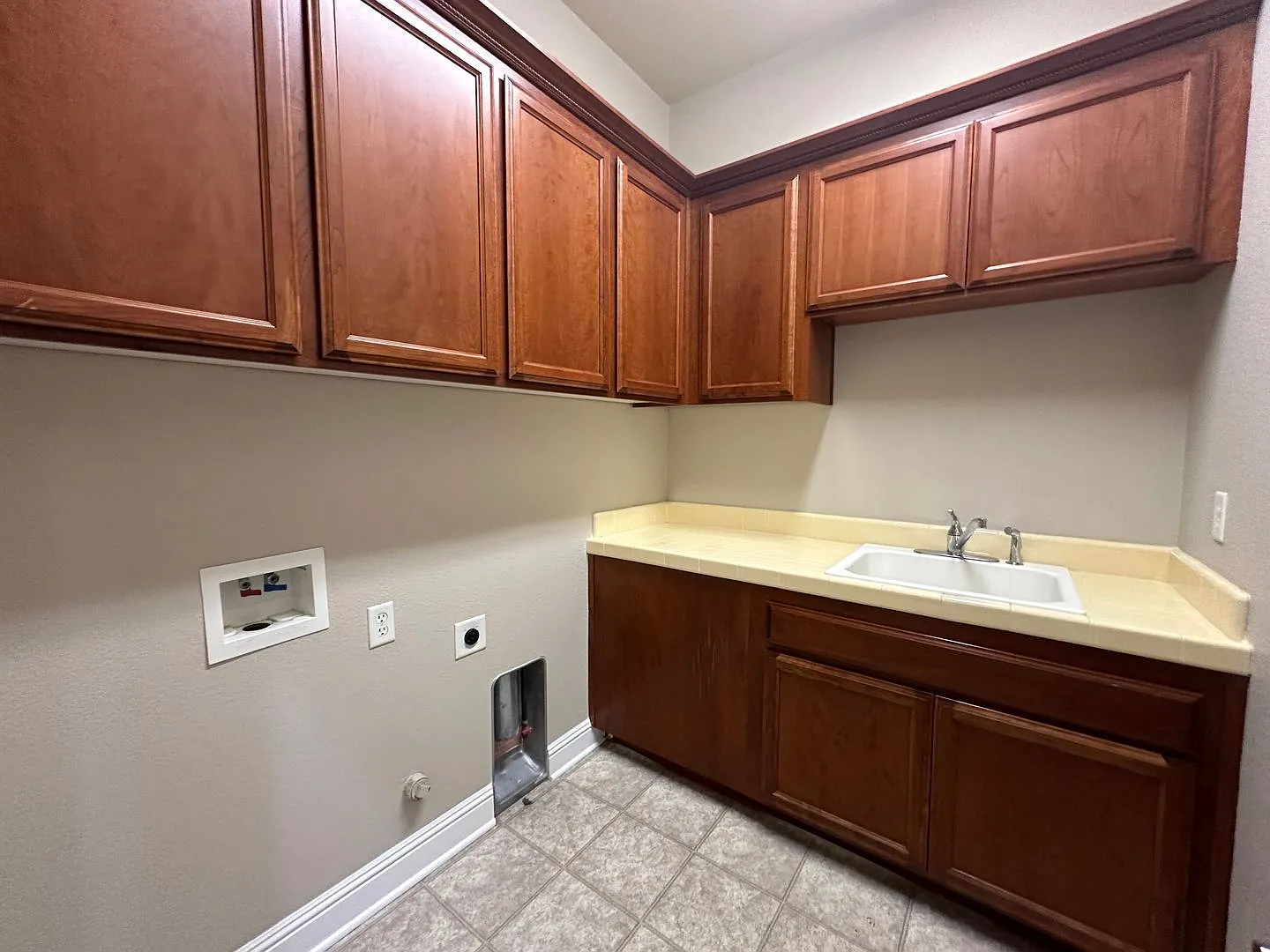 4 Bedroom Single Story Home in Gated Community — Photo 4