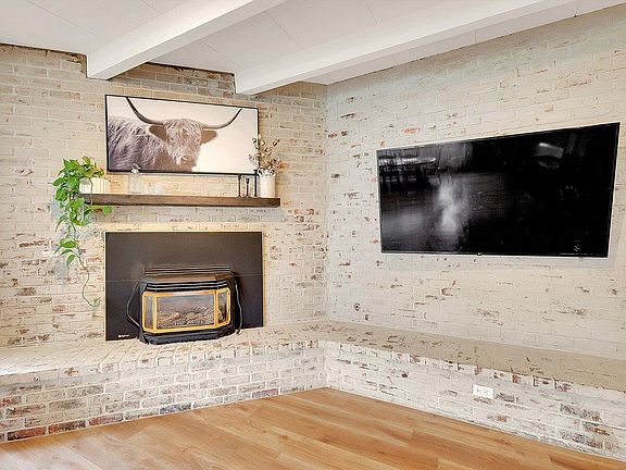 4th image of 303 Louis Ln