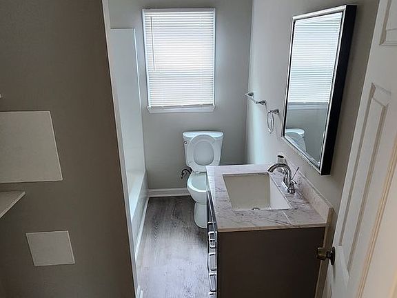 3rd image of 723 W Victory Dr
