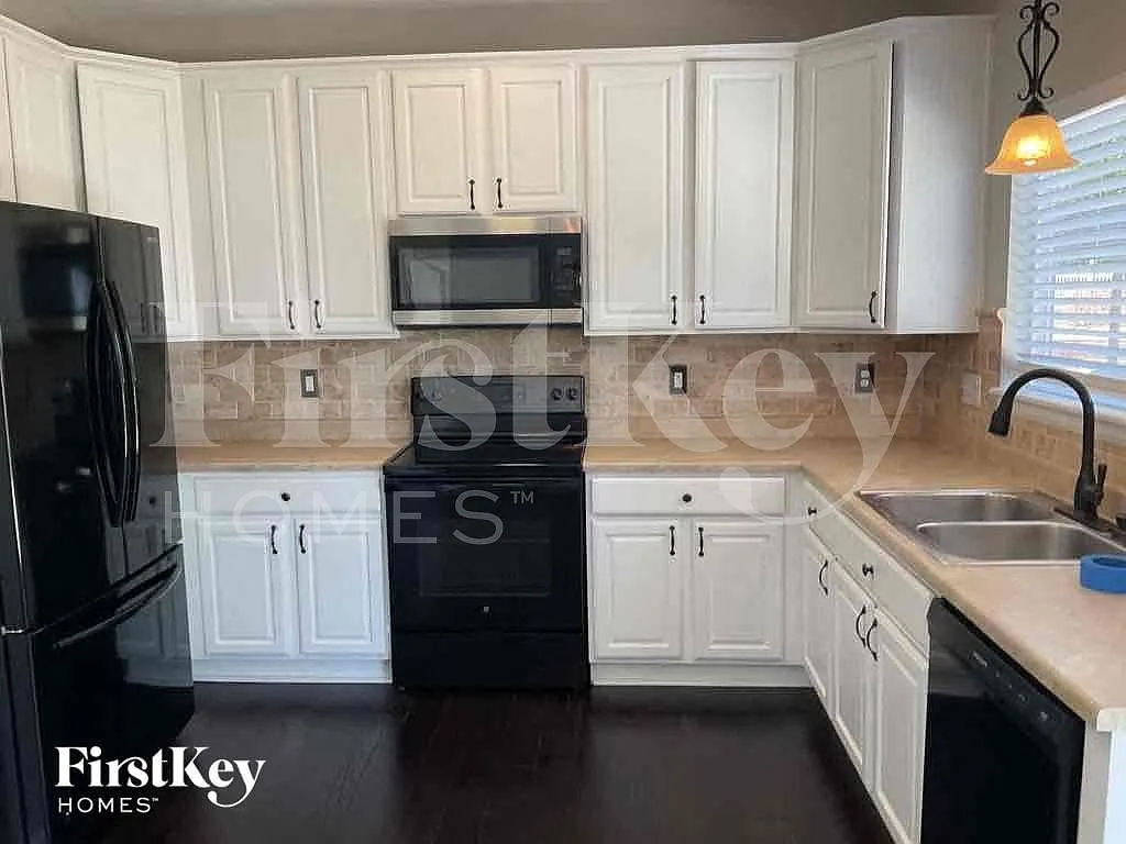 4 bed, 2.5 bath, 2134 sqft, $3,400 — Photo 4
