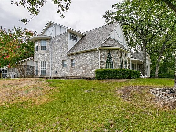3rd image of 921 Beverly Ct