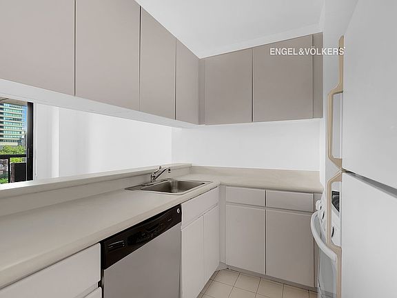 4th image of 300 E 62nd St APT 801