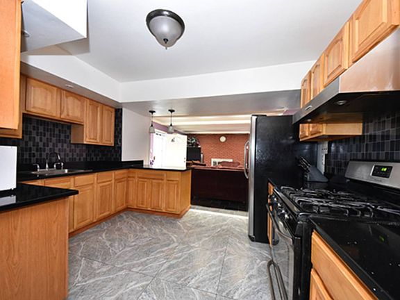 3rd image of 2038 Prospect Ave