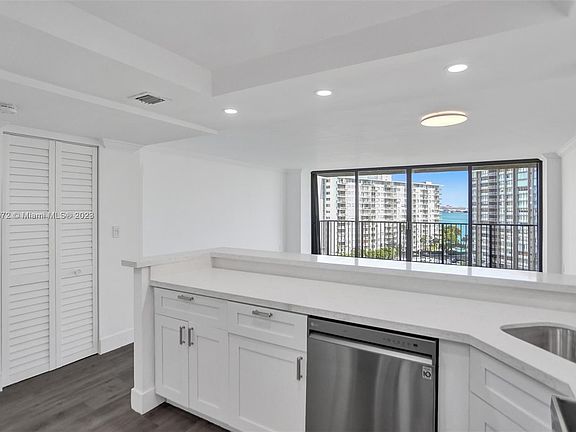 4th image of 1450 Brickell Bay Dr APT 914