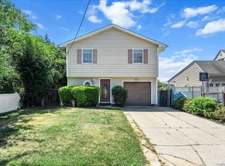 10 Charleston Dr, Amityville, NY 11701