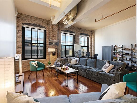 3rd image of 801 S Wells St APT 1006