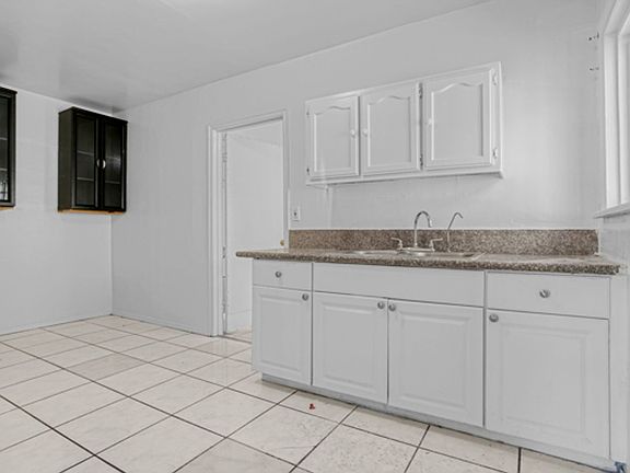 4th image of 606 W 81st St #1/5