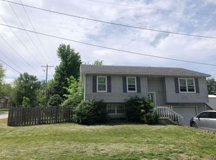704 E 7th St, Tonganoxie, KS 66086