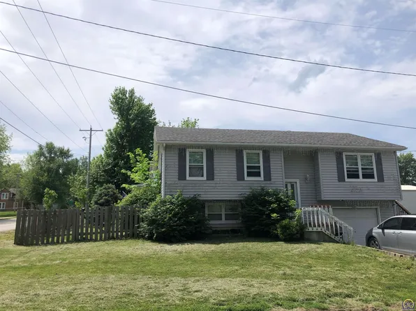 704 E 7th St, Tonganoxie, KS 66086