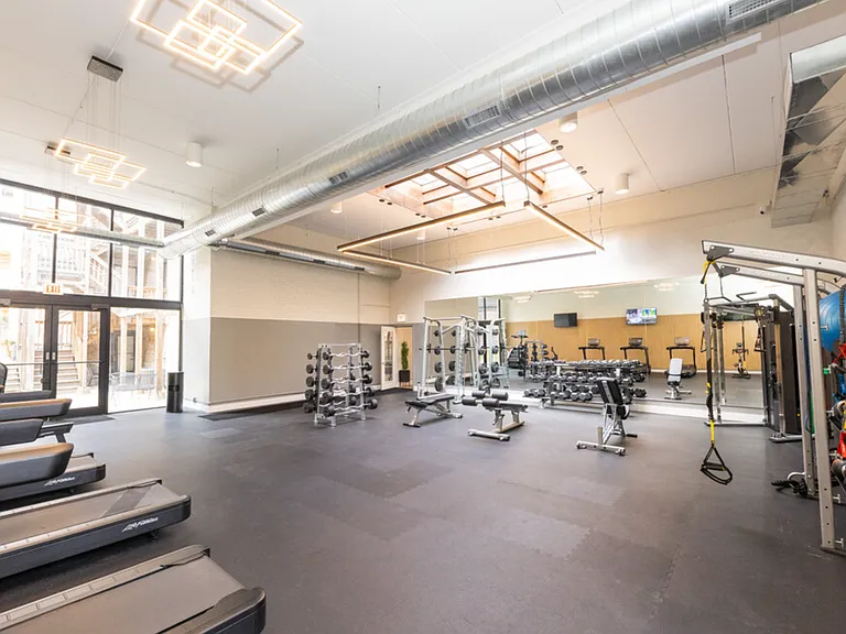 853GA W Barry Ave — Photo 28