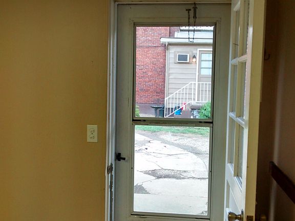 2nd image of 1629 1/2 Quarrier St