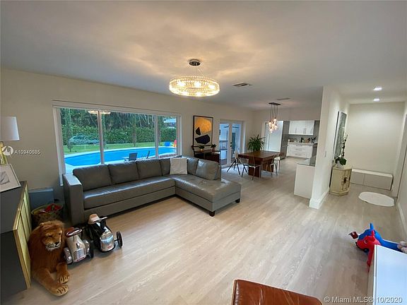 4th image of 240 La Villa Dr #240