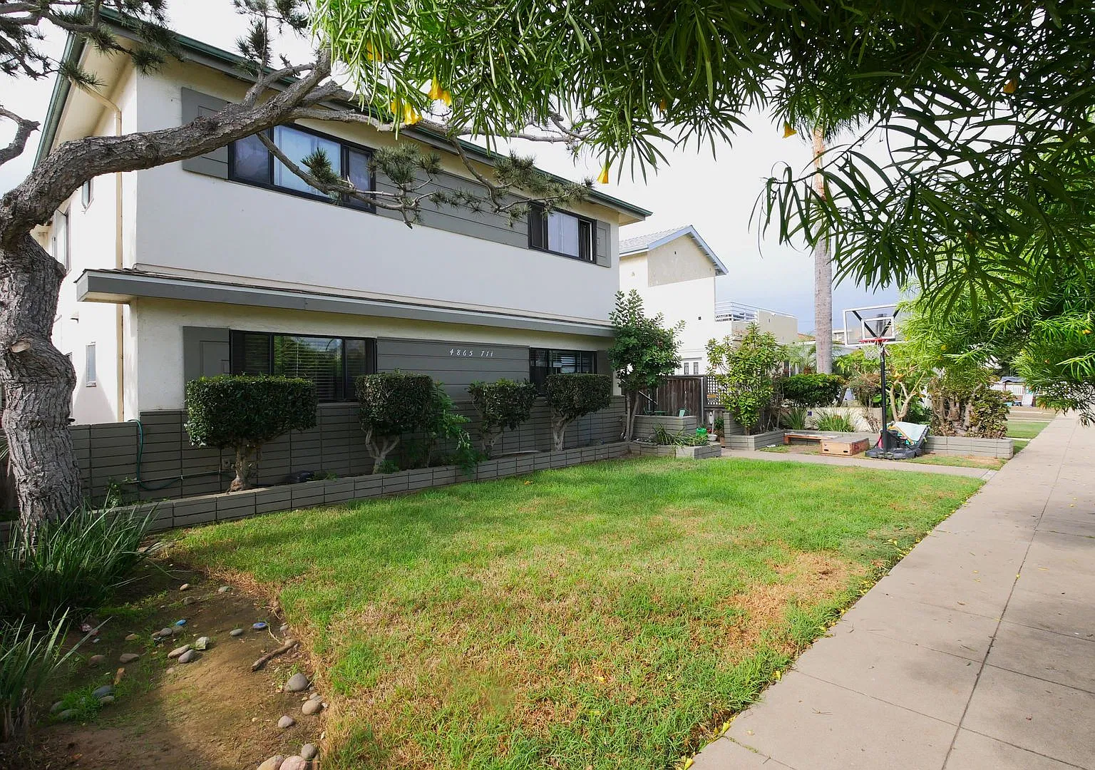 Del Mar Avenue Apartments — Photo 1