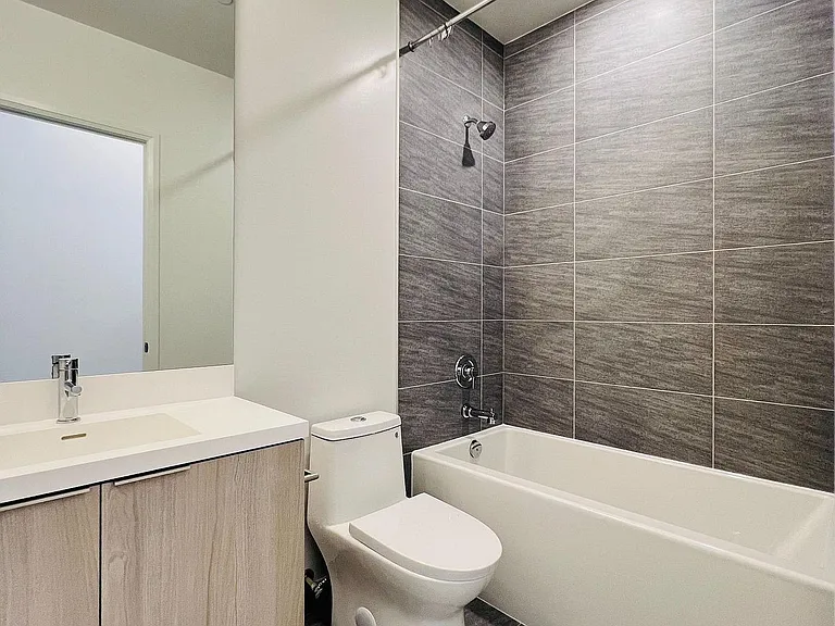 400 King St W #729 — Photo 4