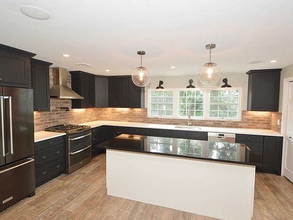 5th image of 13 Flowerhill Pl Floor 2