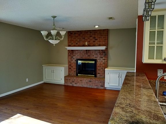 4th image of 706 N Kingswood Dr