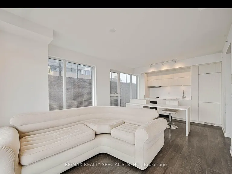 370 Martha St #507 — Photo 3