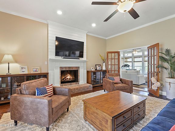 4th image of 4009 Driftwood Dr