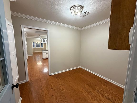 5th image of 980 Dogwood Dr