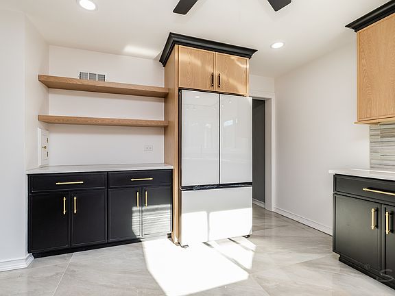 5th image of 2947 W Bryn Mawr Ave