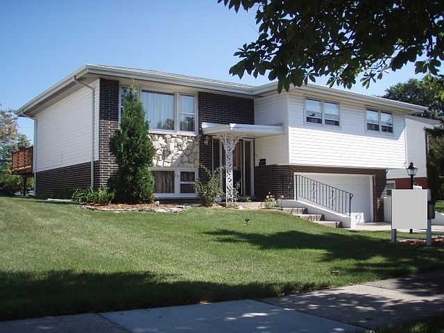 1st image of 9026 W 93rd St