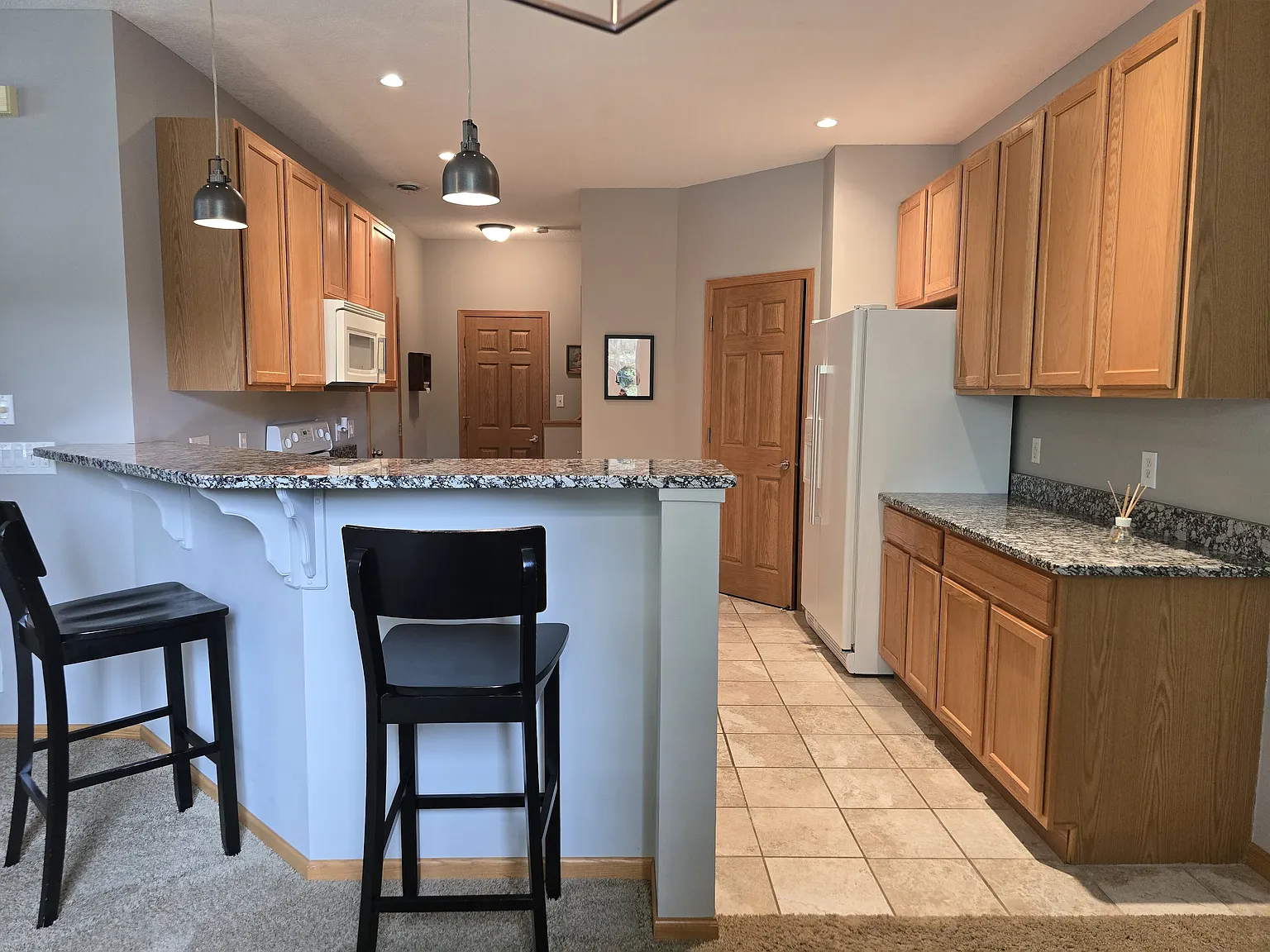 Immaculate 2+ Bedroom Townhouse Available Now!! — Photo 4