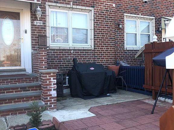 2nd image of 2710 Devereaux Ave
