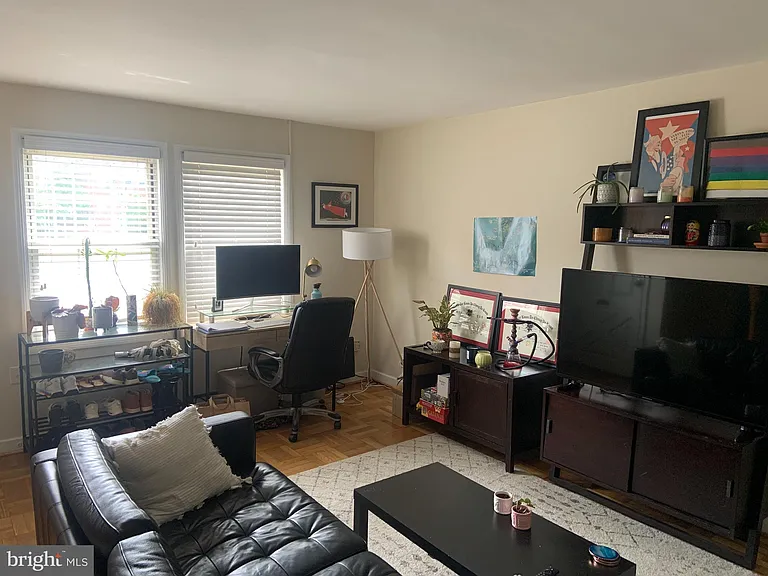 732 N Oakland St — Photo 3