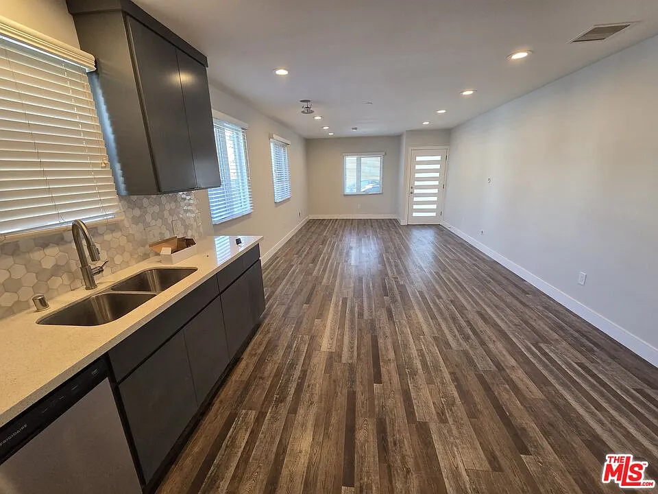 3 bed, 2.0 bath, $3,750 — Photo 4