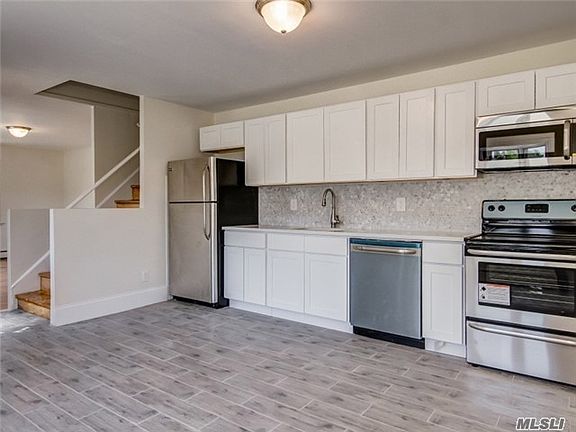 4th image of 35 Old Oak Ln